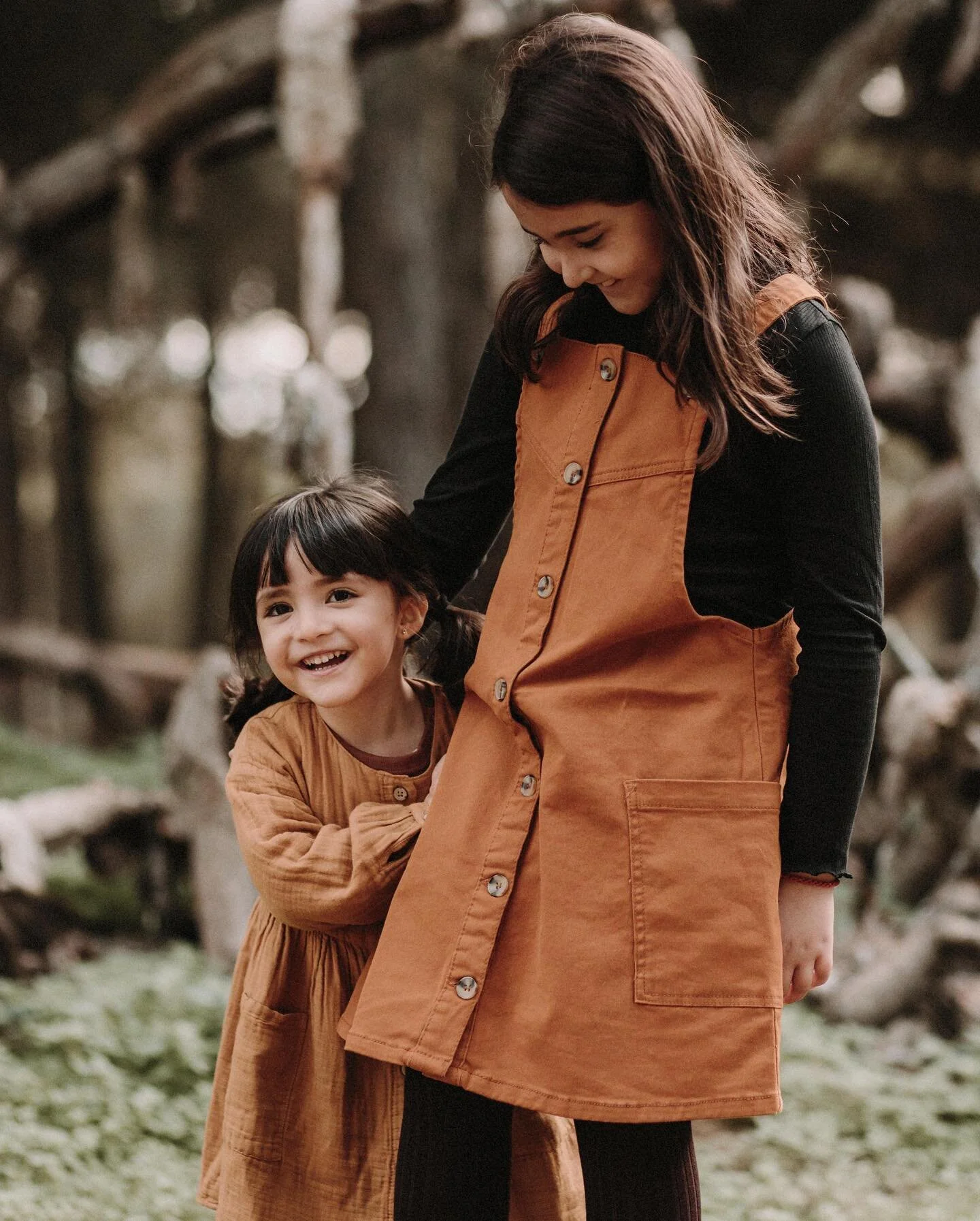 🍁Fuimos de paseo a coger pi&ntilde;as para adornar el &aacute;rbol de Navidad🍁
#fotografodefamilia #familysession #sesiondefamilia #familia #familysession #fotografodebodas #weddingphotographer #lookslikefilm #dirtybootsandmessyhair #fashionchildre