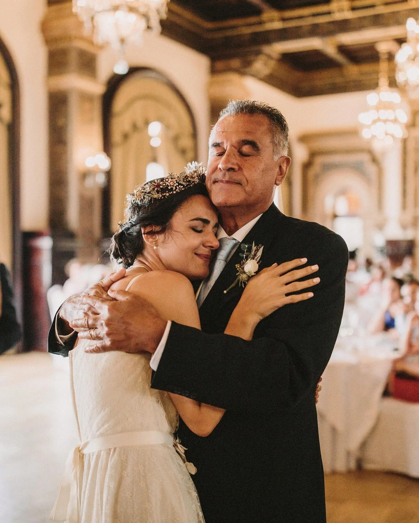 Todo el mundo deber&iacute;a poder abrazar as&iacute; a su padre el d&iacute;a de la boda. &iexcl;Feliz D&iacute;a del Padre! 🤍
@marucca.es @hotelalfonsoxiiiweddings 
#padre #bodaintima #weddingspain #bodasbonitas #bodasconencanto #bodasconestilo #v