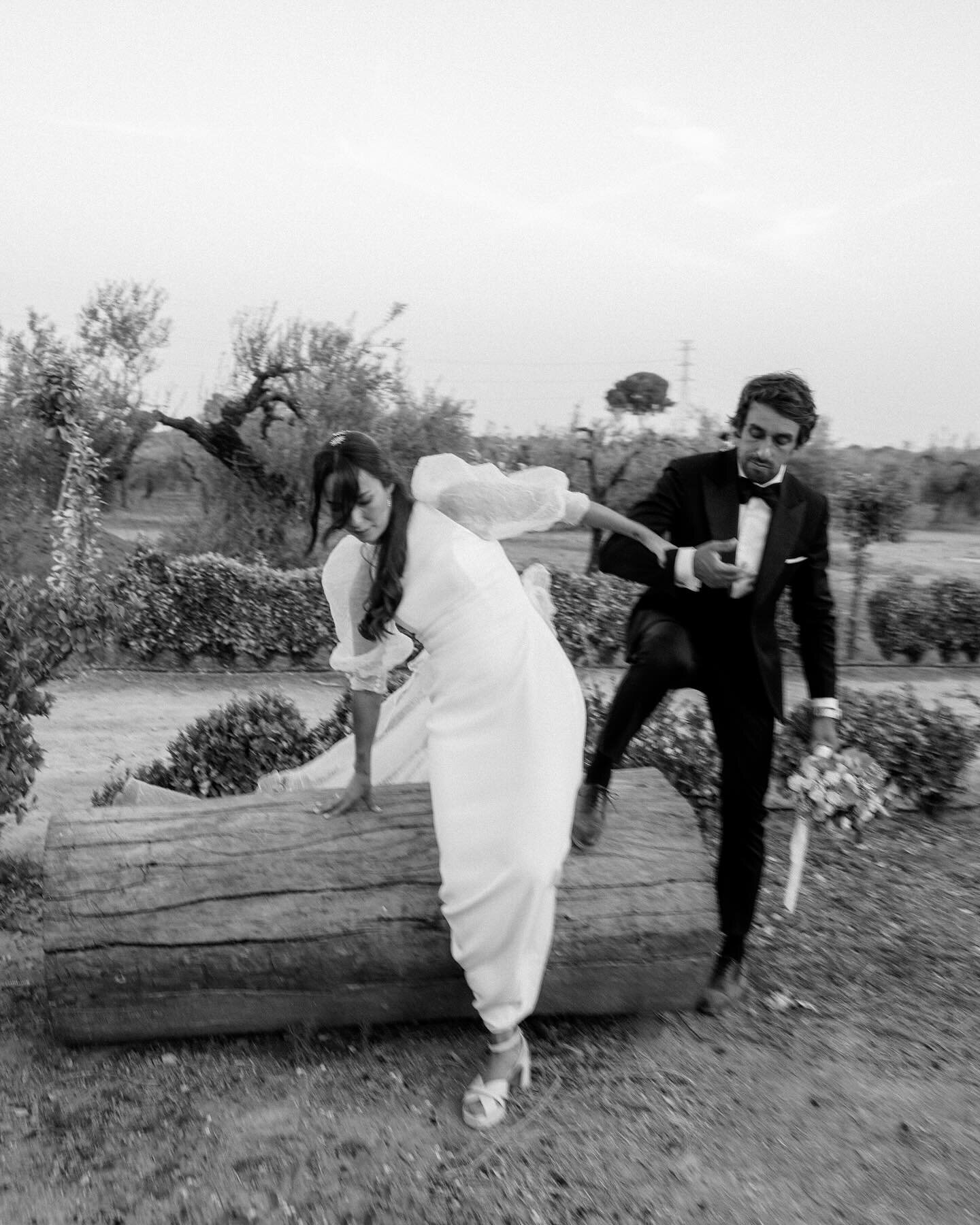 Photos between photos. The moment just before or after is always more interesting.

Venue: @haciendalabodeguilla 
Video: @adriantoscanofilmstories 

#weddingsevilla #bw #inspirationwedding #thewed #weddingphotographer #sevillawedding #portraitphotogr