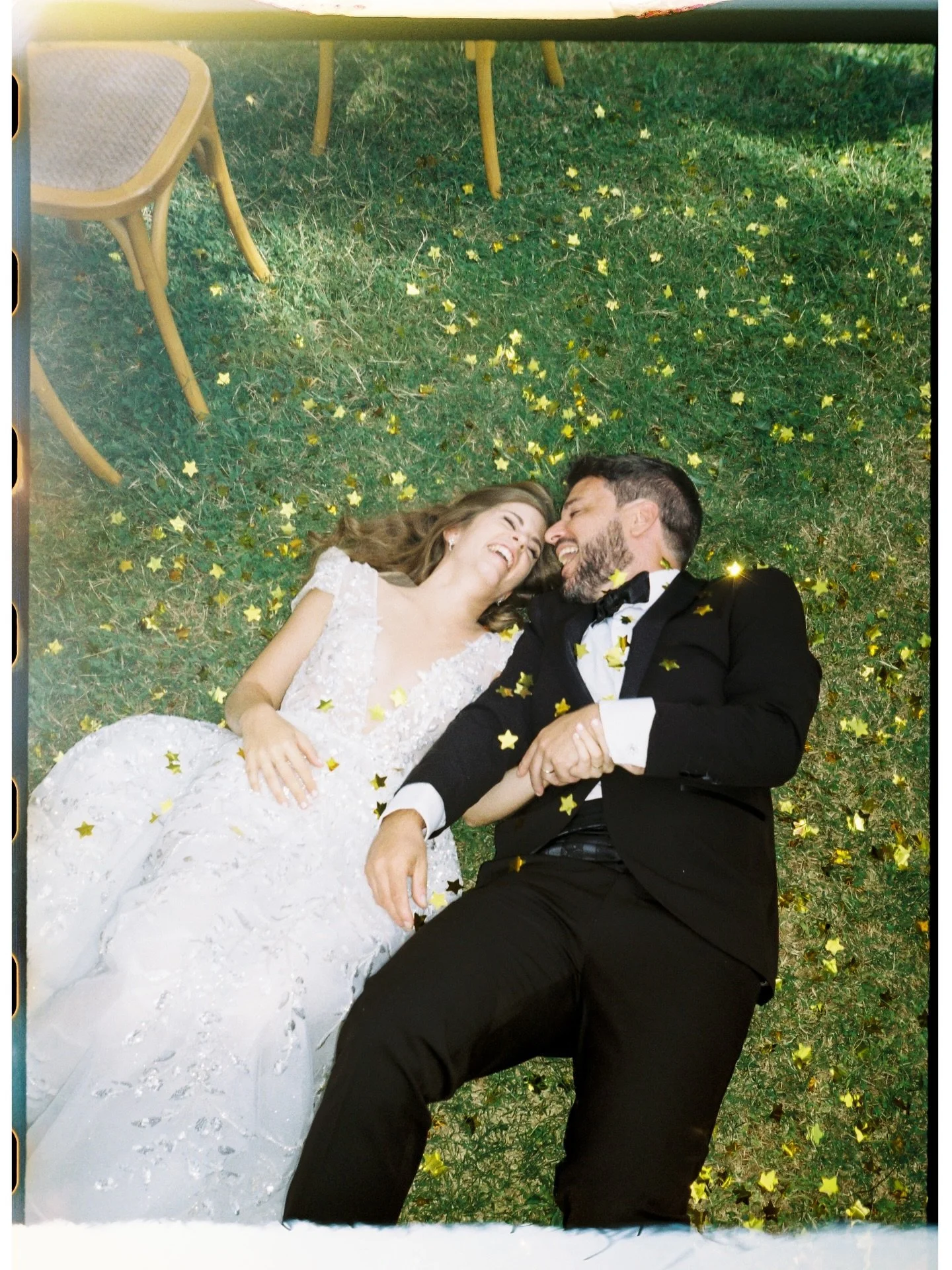 Remembering good times with friends, captured on film.📸🎞️🤍 
#filmweddingphotographer #filmphotographer #kodakgold200 #menorcawedding