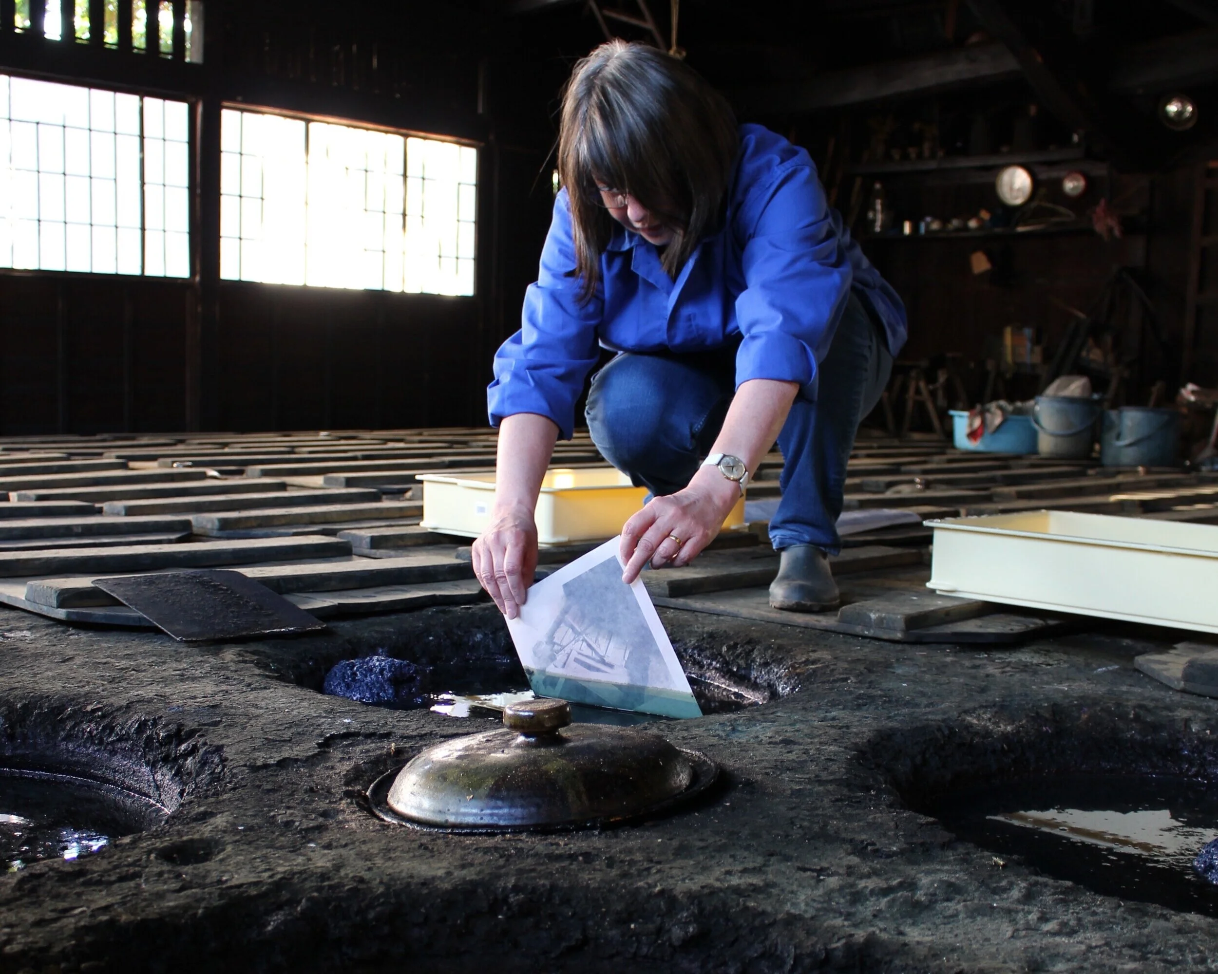 Linda working as Artist in Residence 2016 at the Higeta Indigo Workshop, Mashiko, Japan. Photo: Mayumi Tsukimura.