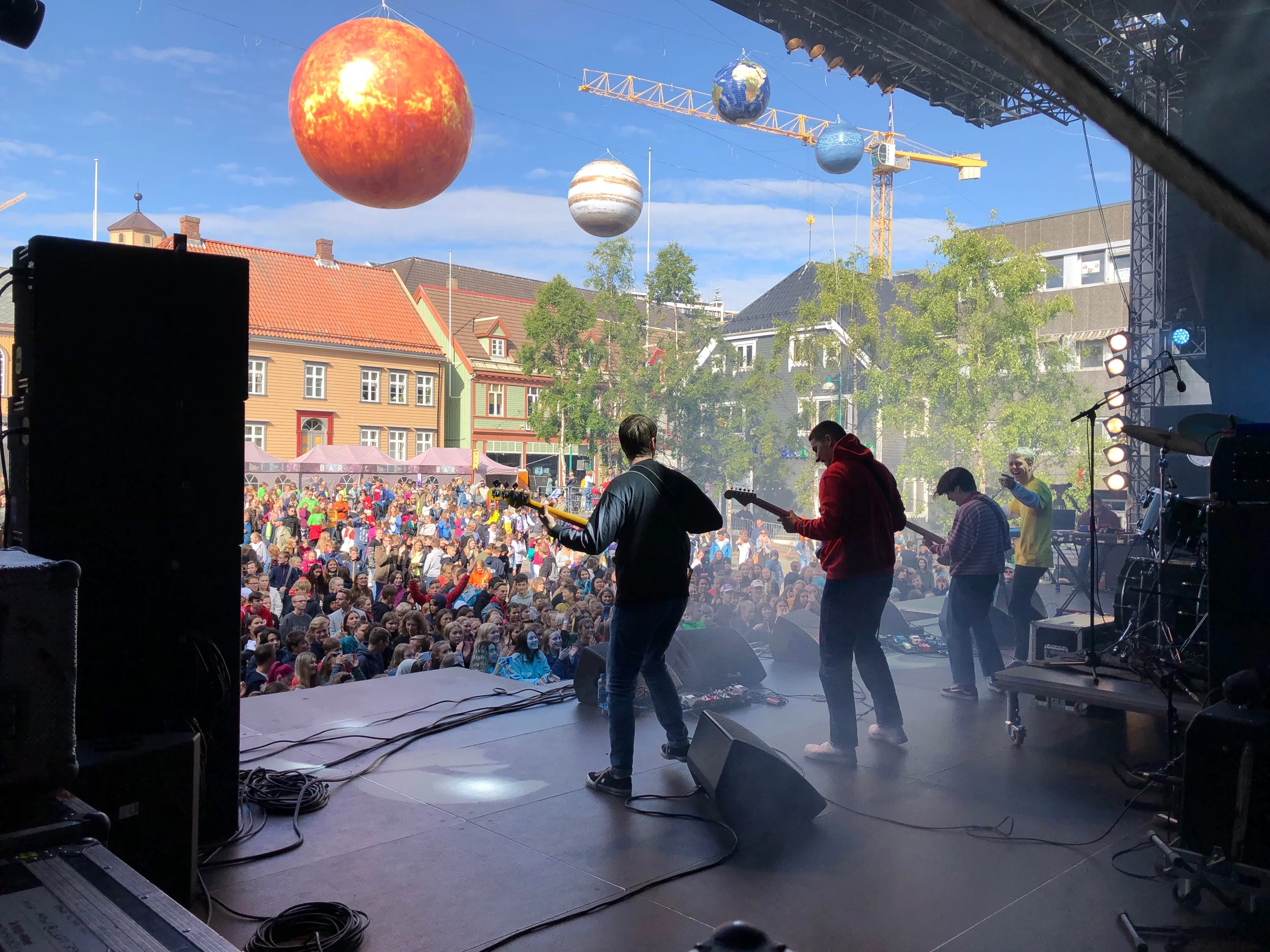 Boy Pablo sett fra baksida