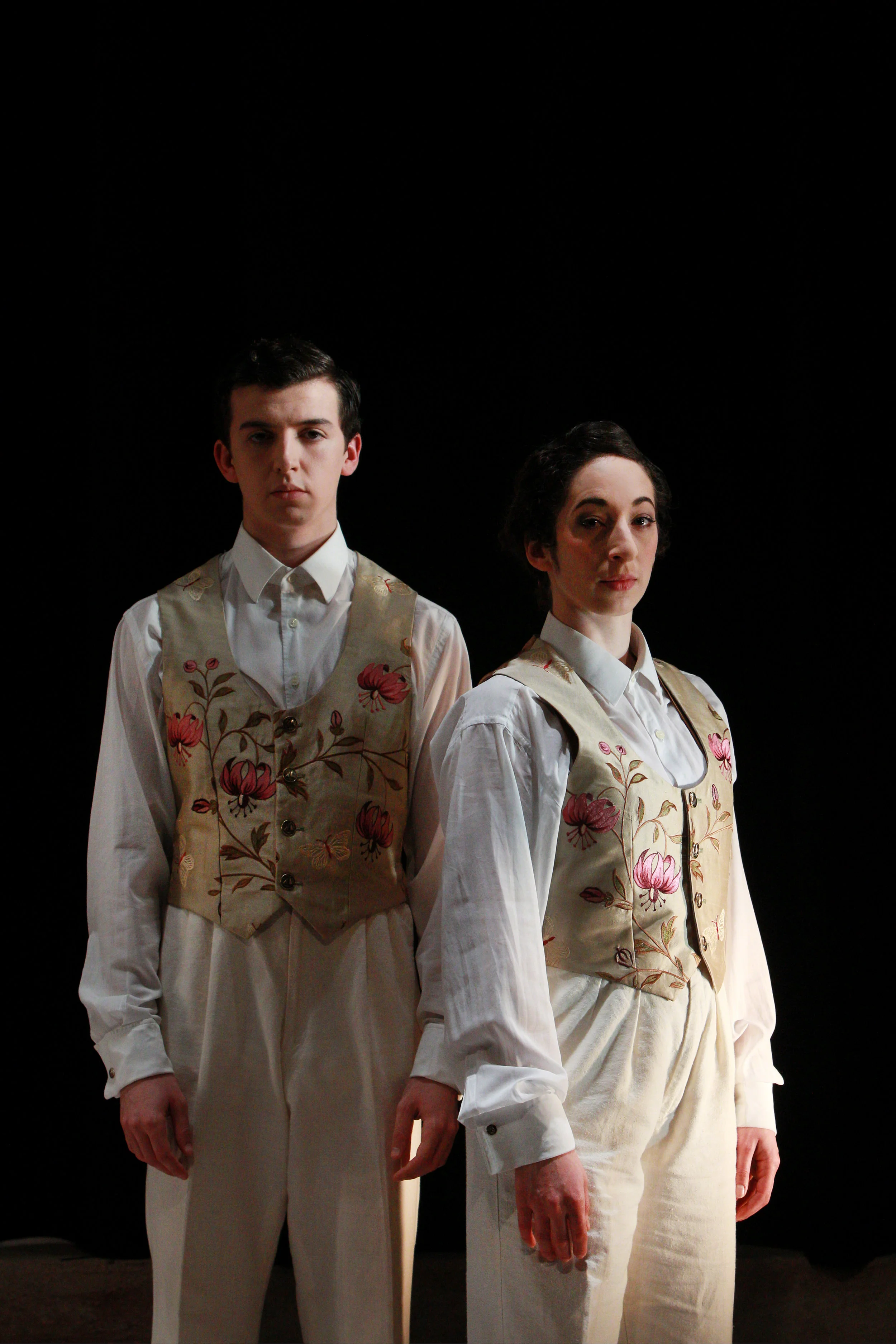 Sebastian (Chris Ratcliffe), Viola (Violette Ayad)