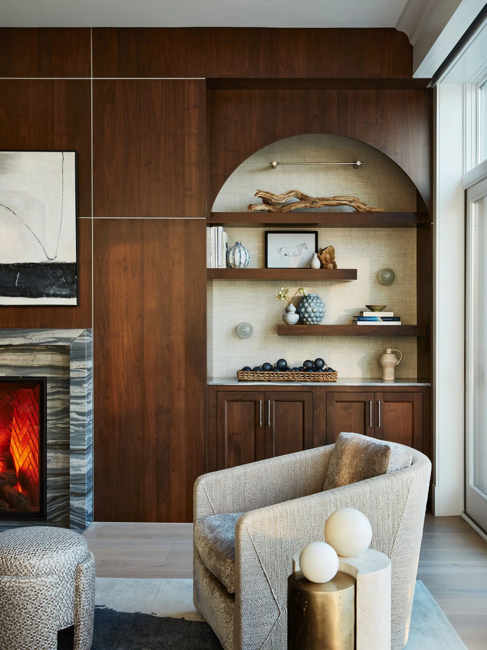 nautical_noir_living_room_built_in_custom_furniture_modern_coastal_luxury_seaside_interior_design_trevor_fulmer.jpg