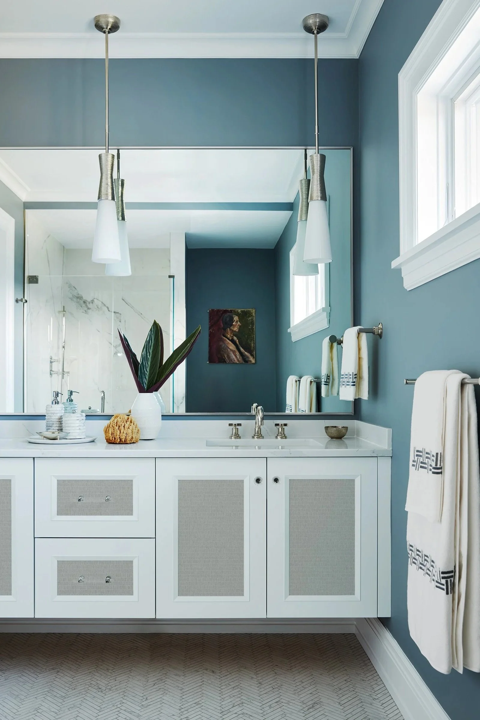 nautical_noir_master_bathroom_modern_blue_grasscloth_artwork_plumbing_fixtures_modern_coastal_luxury_seaside_interior_design_trevor_fulmer.jpg