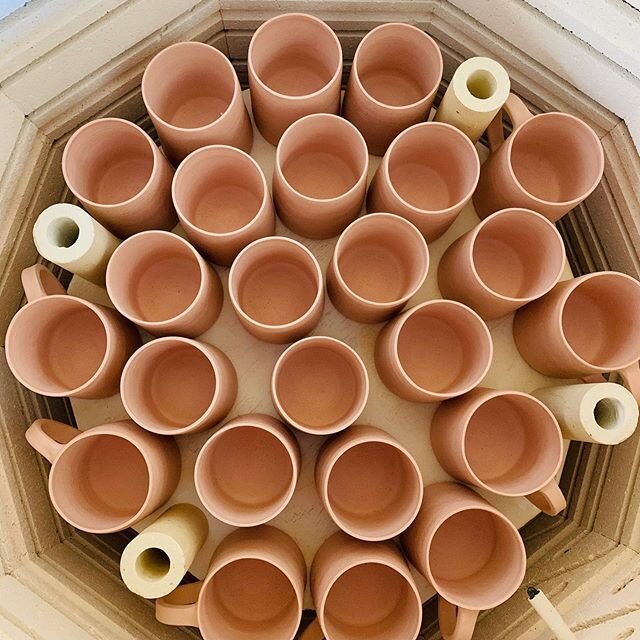 Success! So the bisque fire worked beautifully, no cooling cracks on the large platters so I am super happy 😬
The next step is to work out a slower cool down program for the glaze firing. But before that can happen......lots of glazing needs to be d