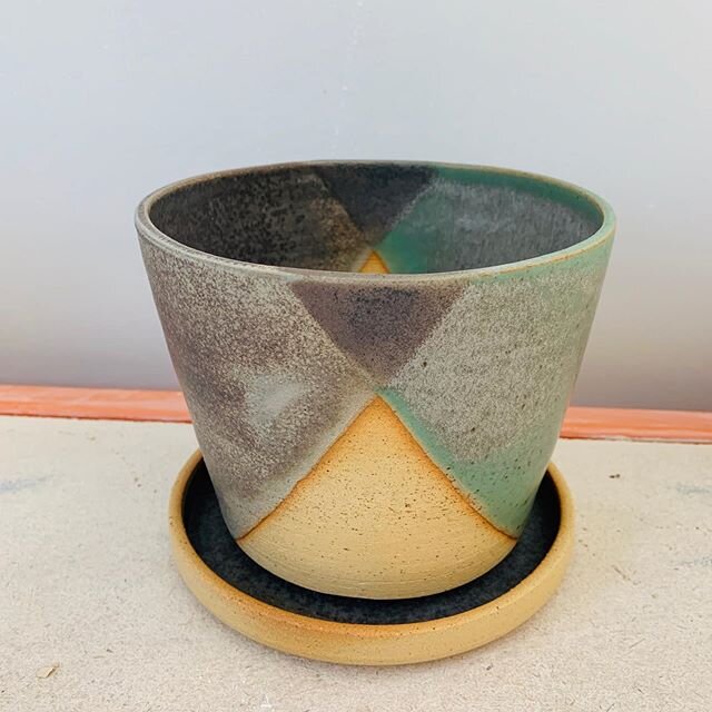 I have just finished making some planters for an order. I will be making more of these saucers for my planters in the next few weeks. I know so many of you have asked me when I will be making some and I can promise you that they are in their way 😬 
