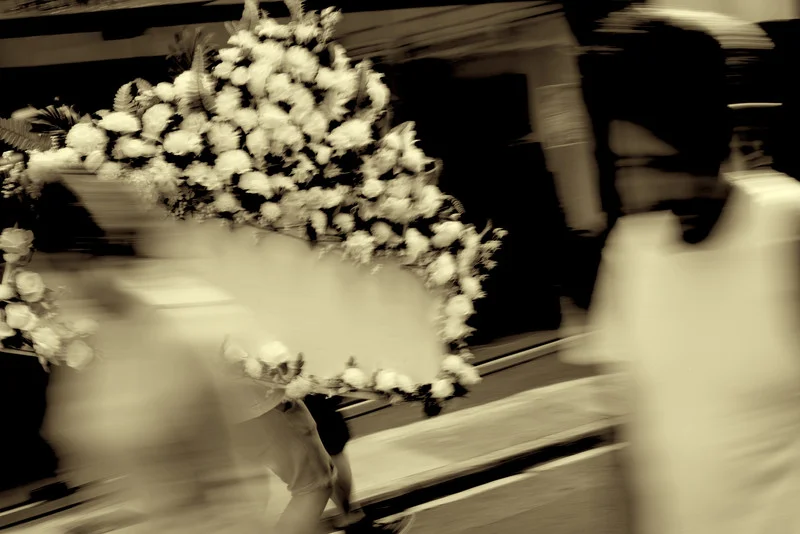 1958 DELIVERY 2017 | Hong Kong | 13’50’’ Director: Elysa WENDI Choreographer: Megan HA, Elysa WENDI 1958 Delivery follows the journey of a funeral flowers delivery man searching for an address, caught between moments of condolences, the past and the ever-changing landscapes.