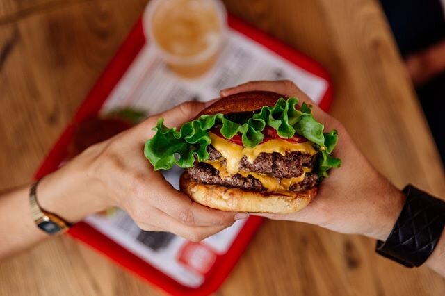 [ HOOD BURGER DOSTAVA ]
Zdaj bi pa že pasal en Hood, a ne? 🍔 Tudi nam! 🤤 Zato bomo v ponedeljek zopet zagnali na&scaron;o kuhinjo.👨&zwj;🍳
V sodelovanju z @ehrana.si in @wolt_slovenia bomo tudi v teh hudičevih časih poskrbeli za va&scaron;e razvaj