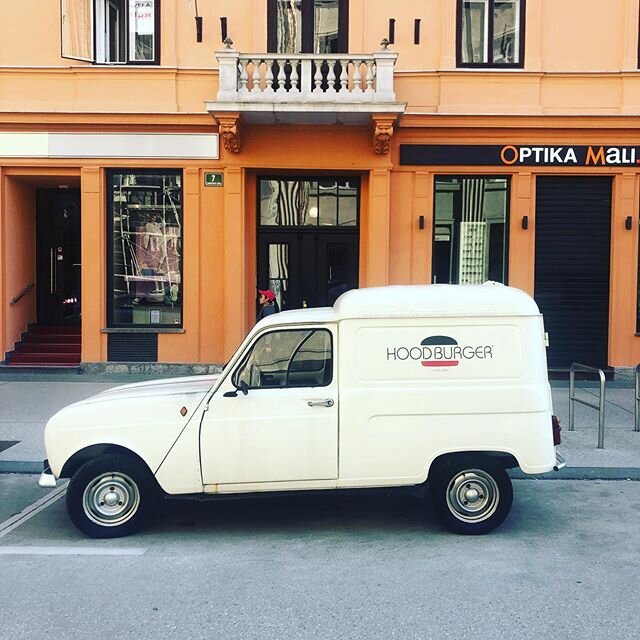 Renault 4 F4 - Mnogi menijo, da smo navadno katrco predelali v dostavnik saj v Jugoslaviji takega modela ni bilo in je ta model v Sloveniji manj znan. Večinoma so jih izdelali za francoski trg in za severno afri&scaron;ke države. Oznaka F pomeni &ldq