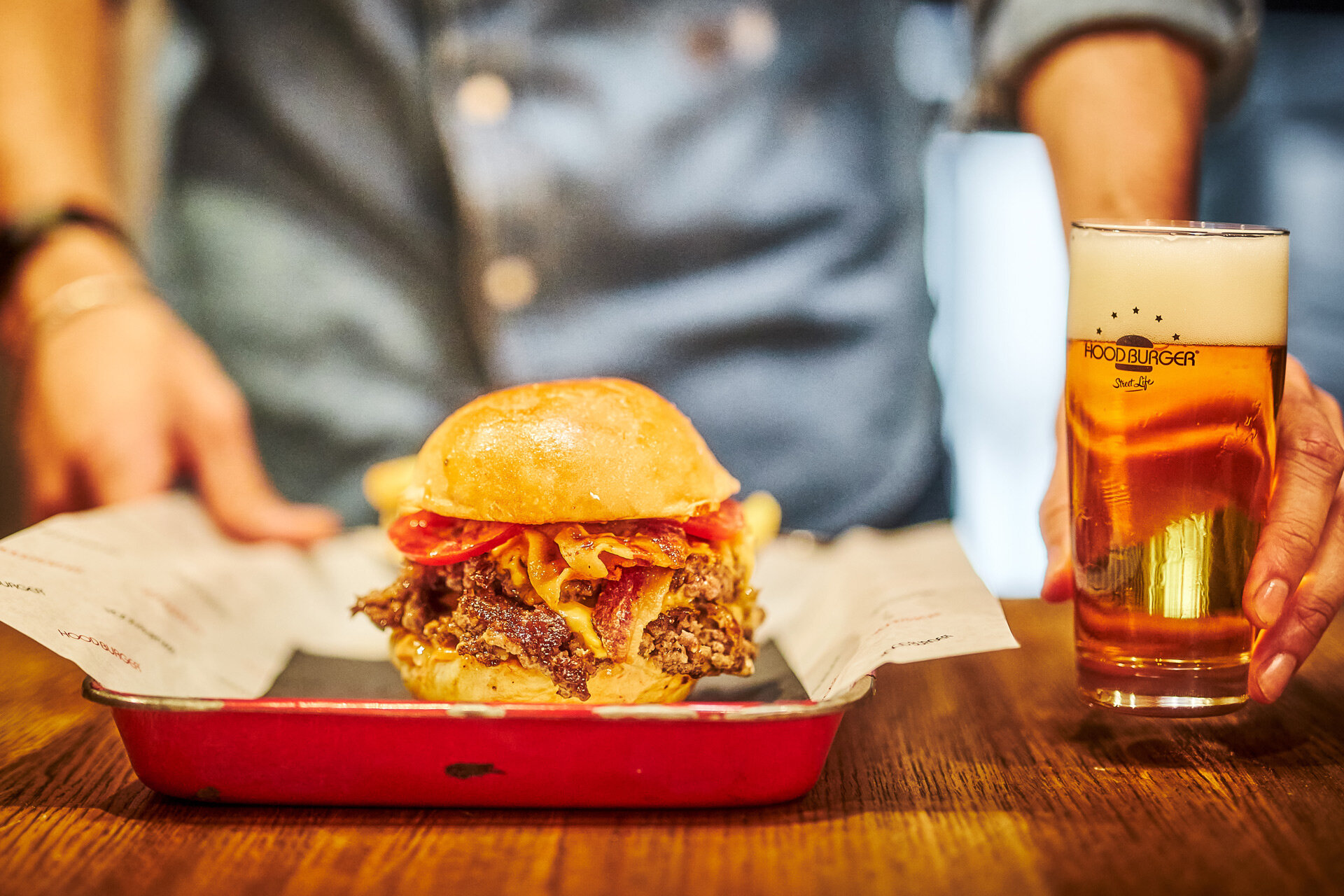  Vedno sveži   Naredimo ti ga po naročilu    Odkrij naše burgerje  