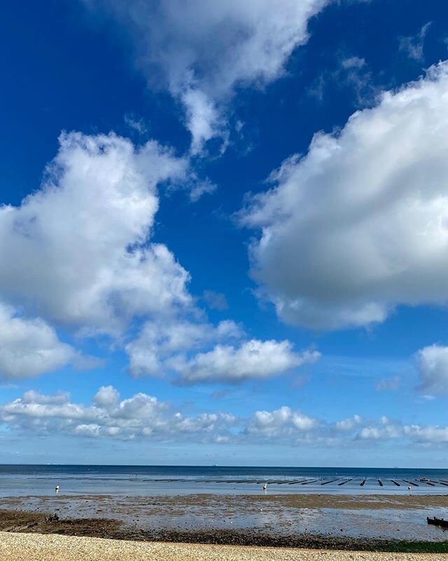 It&rsquo;s a beautiful big fluffy cloud warm kinda start to the day - happy days 😊🌈