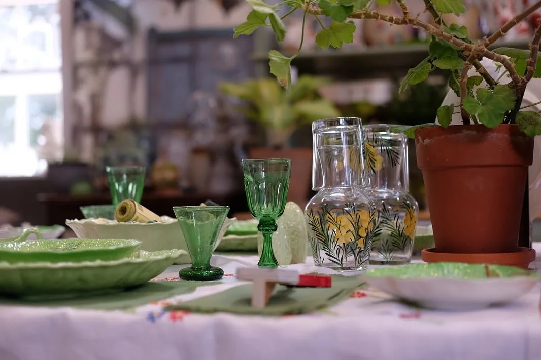 ☀️🍅 Summer is here, and what better way to celebrate than with a little alfresco magic?
Featuring vibrant Carlton Ware tomato-inspired pieces paired with @petra_palumbo glassware &mdash; the perfect combo for sun-soaked dining days.

We&rsquo;re ope
