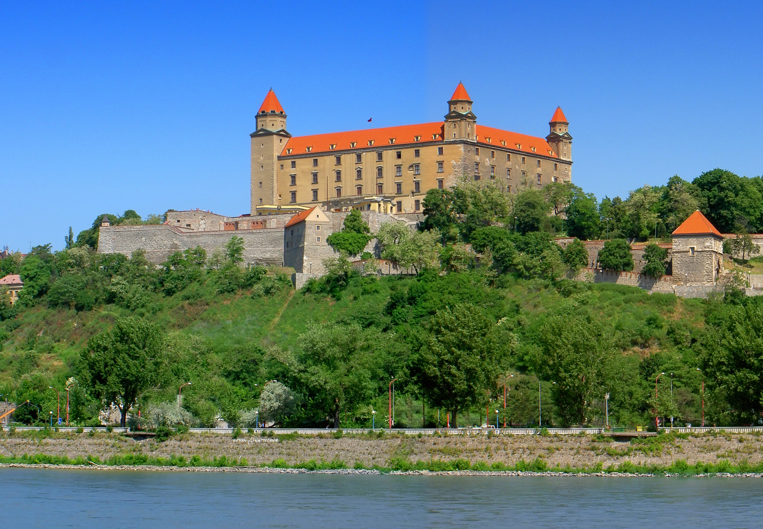 SK_Bratislava_Castle.jpg