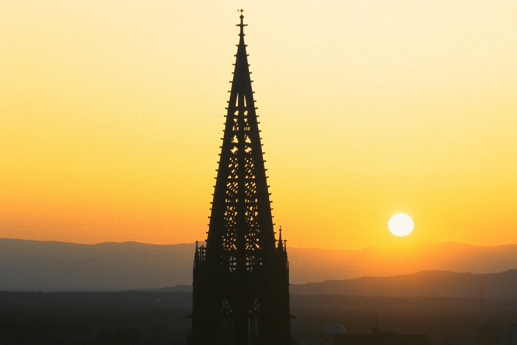 Muensterturm mit Abendsonne.jpg