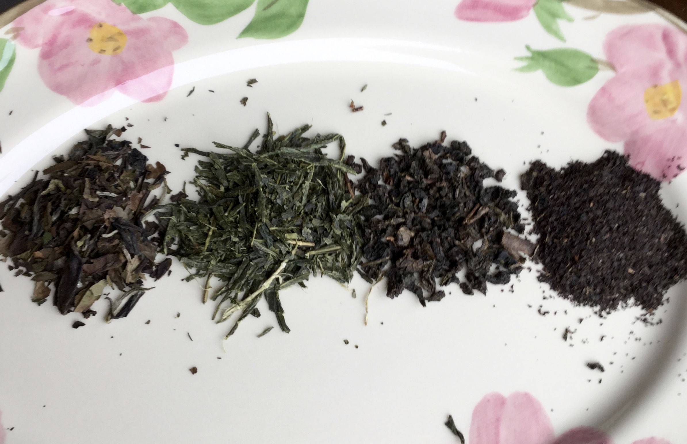 Here is a little line up of the four main types of "regular" tea, otherwise known as Camellia sinensis . From left to right: White tea, Green tea, Oolong tea, Black tea.