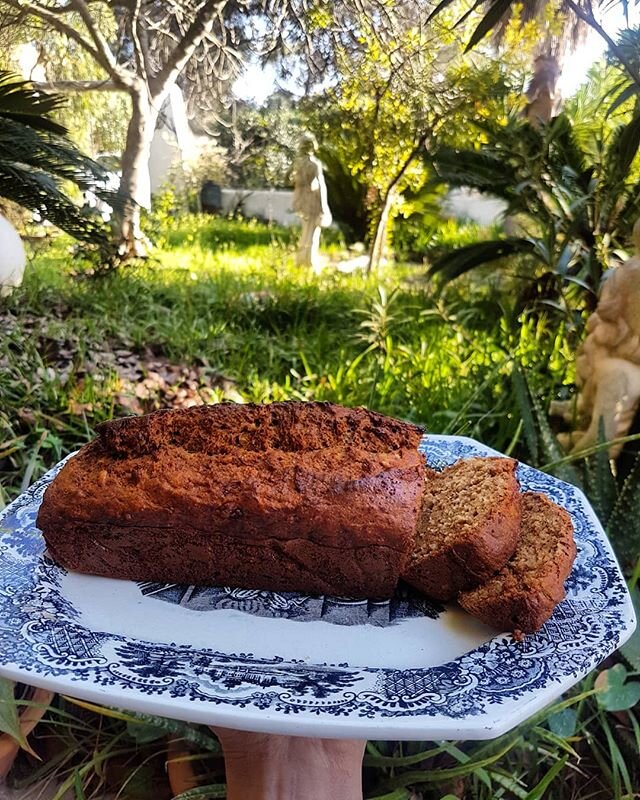 Time for some homebaking... my fave... banana bread! Love to spend a bit of time in the kitchen when it's a little chilly outside. Although the sun did come out for a quick foodie photo! 😍
.
. .
#baking #homebaker #bananabread #healthy #sunshine #fo