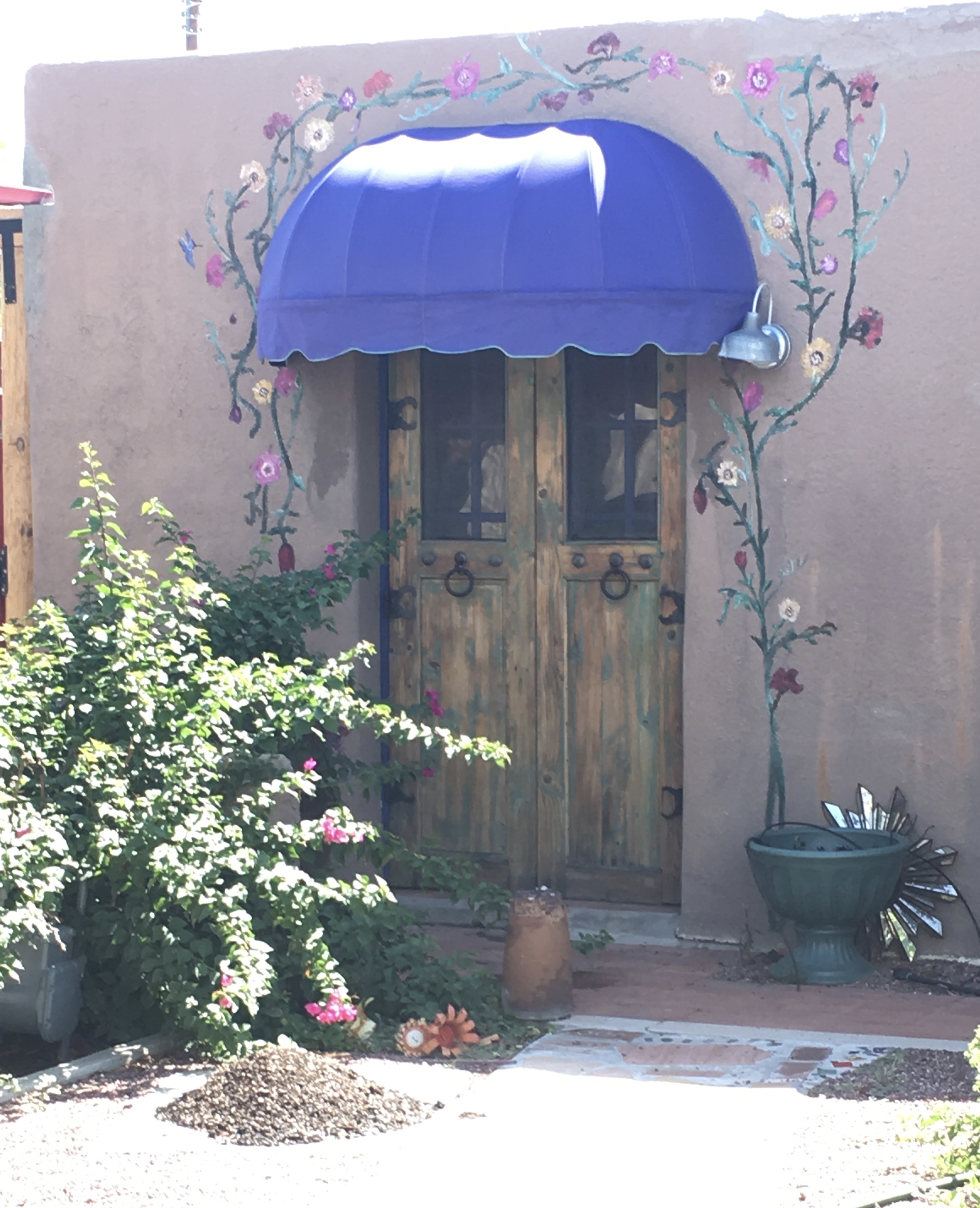 Many of the photos posted here, including the one right above, were taken just east of the Arizona Inn in the Blenman-Elm neighborhood. Purple seems to be the accent color of choice in that area. 