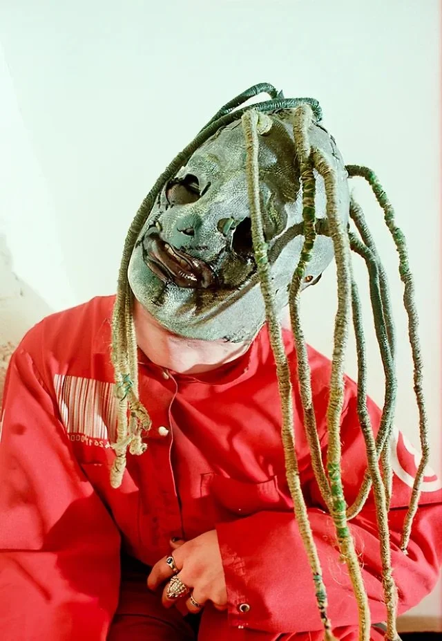 corey-taylor-portrait-photoshoot-in-new-york-1999-v0-h73s5mlh2wqa1.jpeg