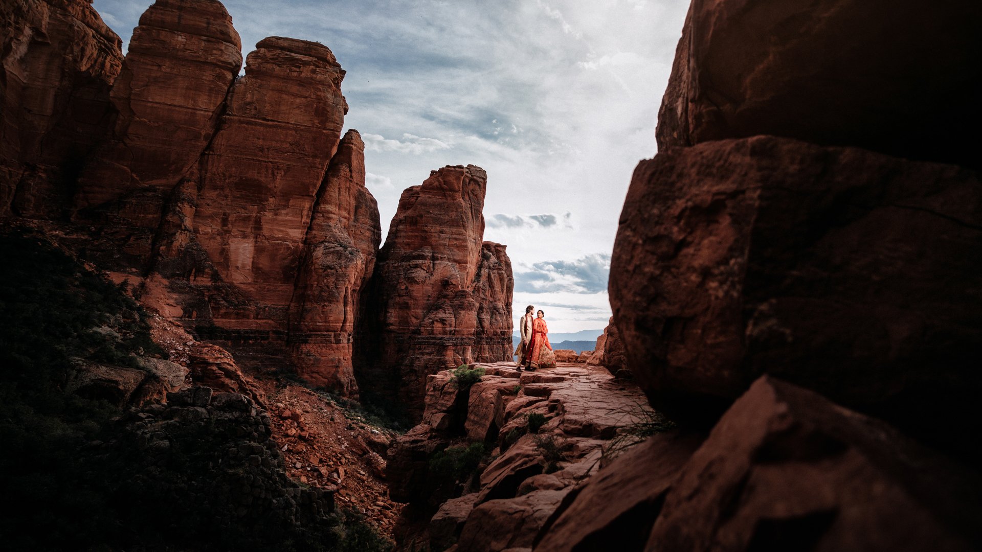 5-Luxury-Indian-wedding-portrait-red-rocks-Arizona-Santiago-Almada-photography.jpg