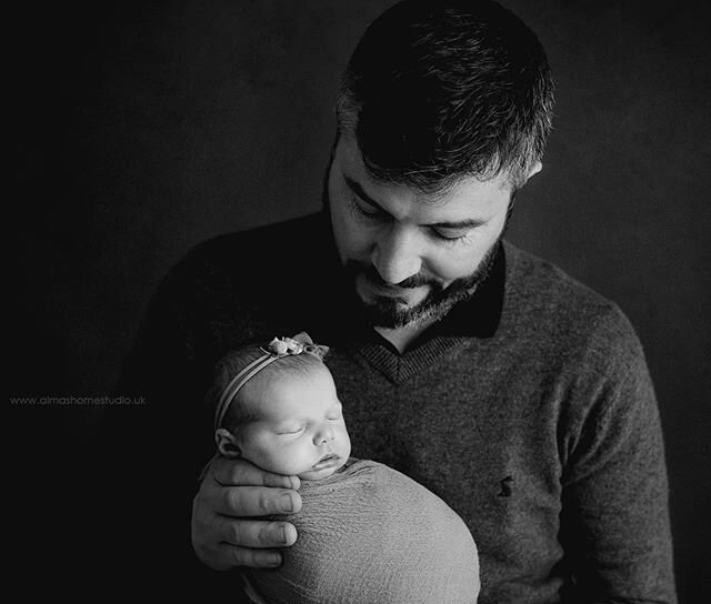 Love this in black and white! ❤ 
Phlora and her dad, shes so tiny 👶😍❤
#almashomestudio #newbornphotographersalisbury #newbornphotographersouthampton #newbornphotographerdorset #newbornphotographerbournemouth #familyphotography #familyphotographer