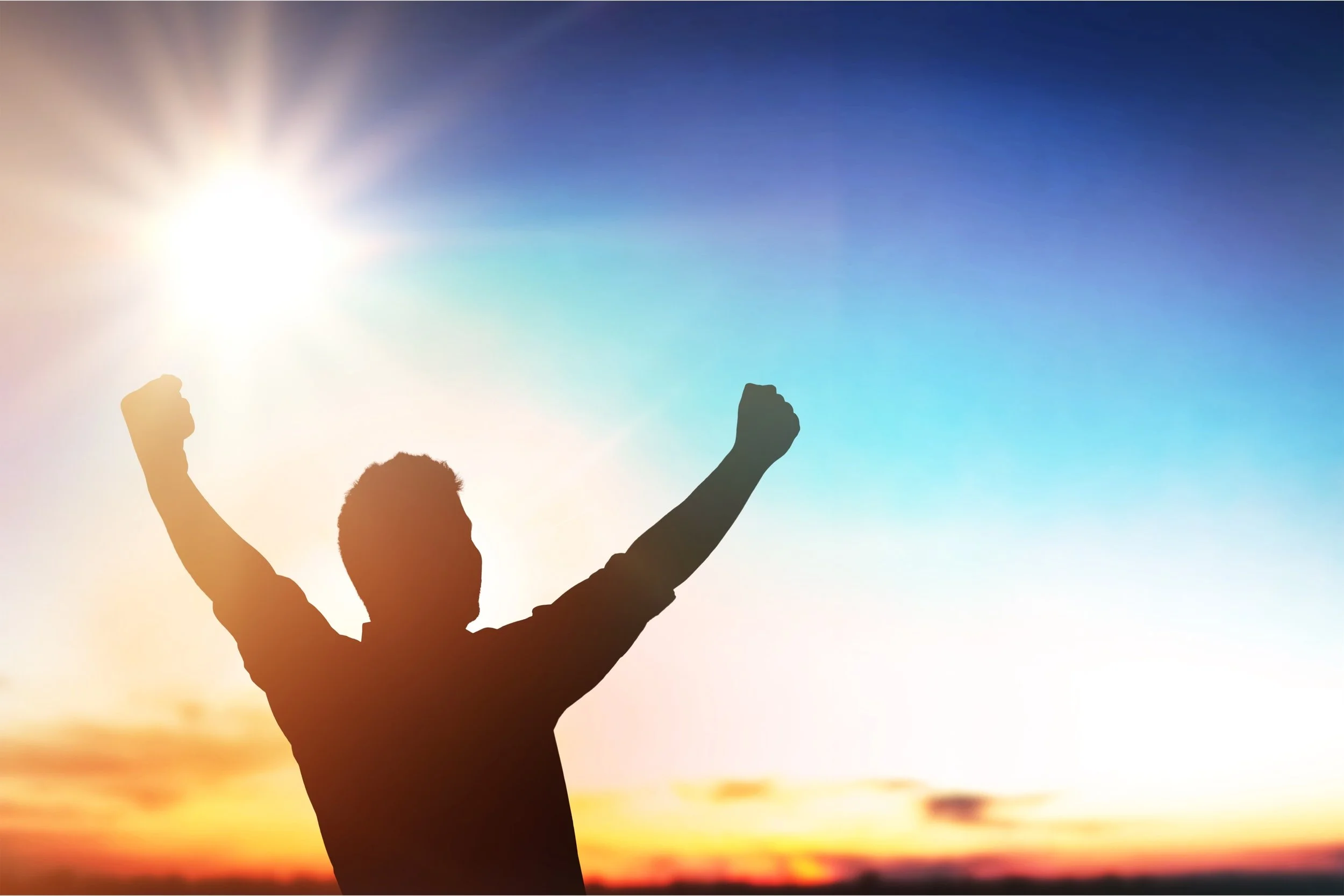 кулаки вверх толпа. силуэт руки. рука поднимается. поддержка в горах. женская рука вздымается вверх на уроке.