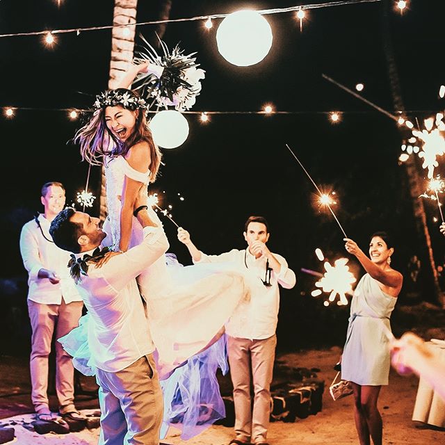 First dance Friday!!! @fairmontorchid @fairmontorchidweddings @graceflowershawaii @chamy0718 @djtiger808 @fletchphotography @gracemakeupartistry .
.
.
.
.
#strictlyweddings #pacificweddings #100layercake #junebugweddings #hawaiibrideandgroom #hawaiip