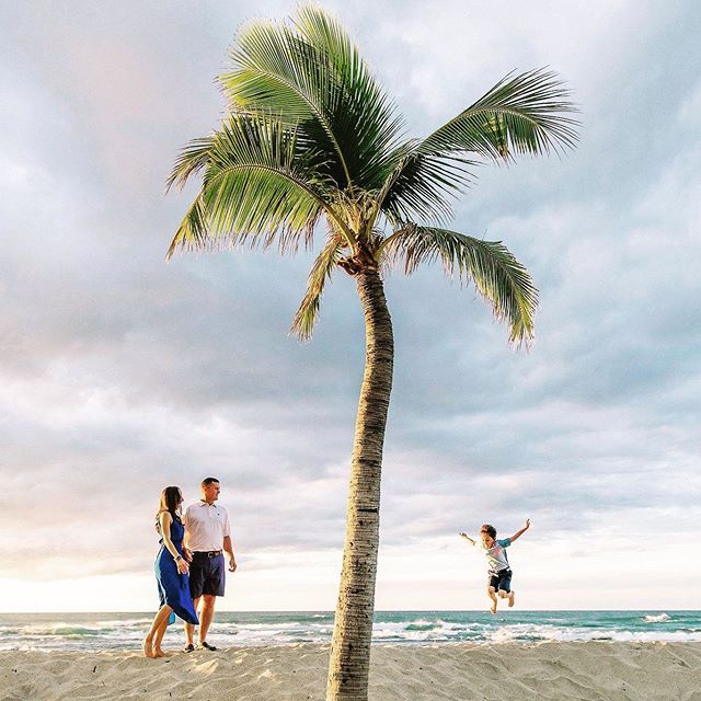 Beach lovers!!!! @fshualalai @fshualalaievents @fletchphotography .
.
.
.
.
.
#hawaiisbestphotos #hawaiibeach #hawaiiphotographer #hawaiifamilyphotographer #beachvibes #familybeachday #nakedhawaii #hawaiiadventures