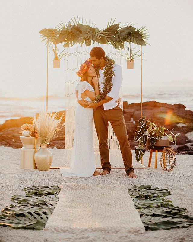 Behind the scenes with a couple talented women and a stunning couple @kylerkai @themodernhaku @modernmilestoneshawaii .
.
.
.
.
.
.
#fletch #fletchphotography #hawaiiphotographer #hawaiiweddingphotographer #pacificweddings #junebugweddings #hawaiibri