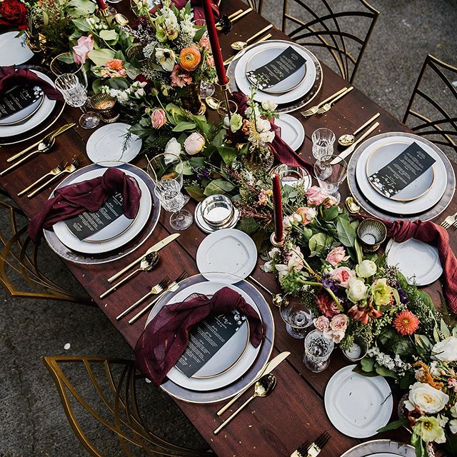 Hope everyone had a great weekend with those across the table @blissinbloom @bigislandtents @whitepineappledesigns @latavolalinen @fletchphotography @alohasplitty 
@maunakeahotel .
.
.
.
.
.
.
#hawaiiweddingphotographer #hawaiiphotographer #strictlyw