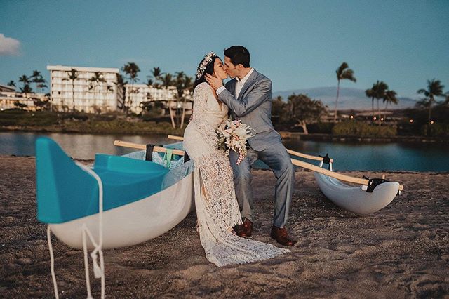 No matter where, when or how, find moments you enjoy together! @waikoloabeachmh @graceflowershawaii @isleloveweddings @fletchphotography .
.
.
.
.
.
#hawaiiphotographer #strictlyweddings #pacificweddings #100layercake #hawaiidestinationwedding #hawai