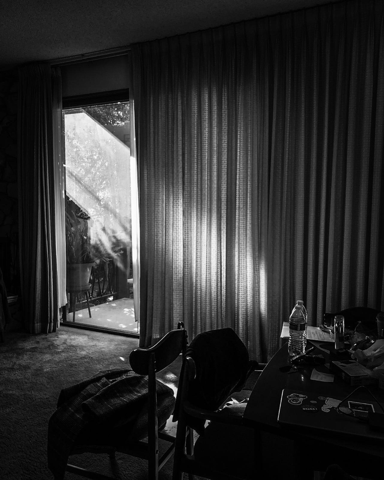 Light rays while waiting to shoot.

#monochromatic #blackandwhitephotography #setphotography #noir