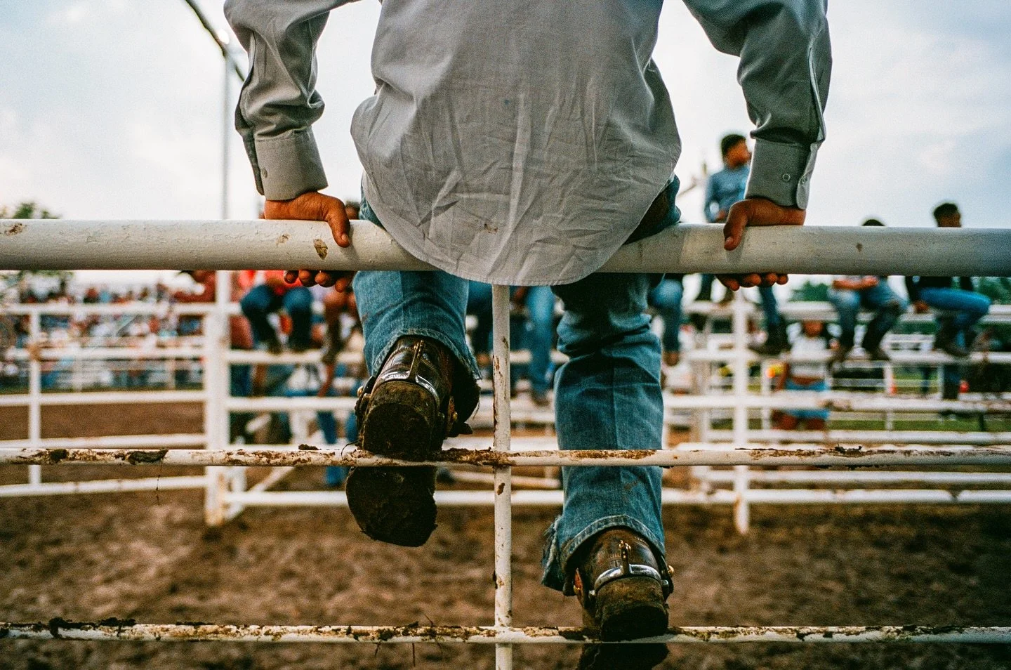 Scenes in @boleyoklahoma with @oklahomacowboys. A series going from day into dusk and dark. Always shining. 🐎

Scanned and developed @lastgoodfilmlab 🎞️