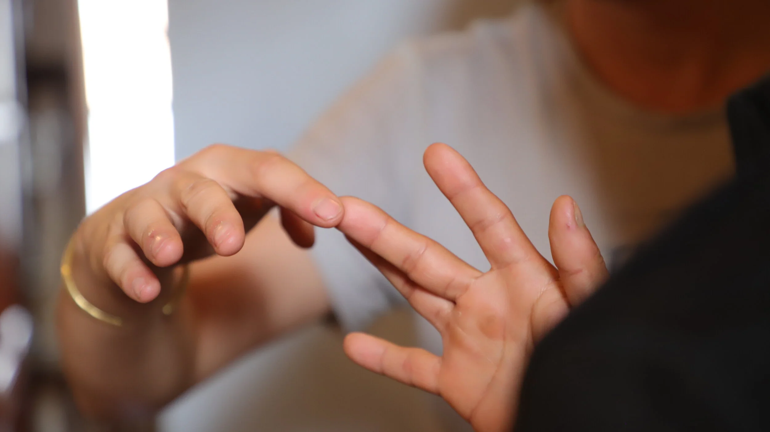 finger to finger close up.JPG