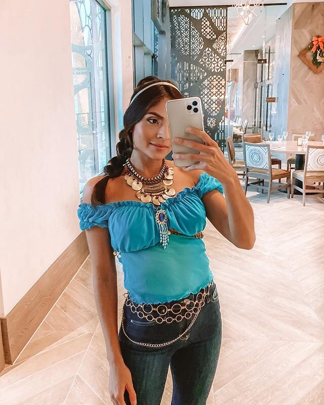 Flashback to last week Gingerbread Holiday &lsquo;Gram Tour @waltdisneyworld resorts. What a magical day it was! The Character Couture Experience was my favorite part😊! #princessjasmine #wdwresorts #ad  Thank you @waltdisneyworld for having me✨