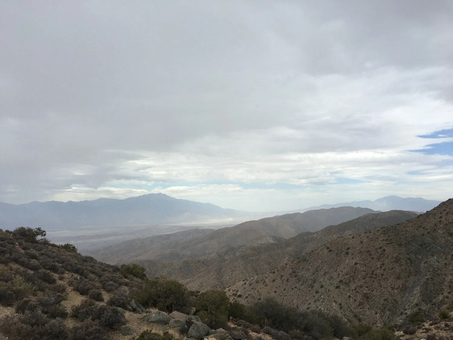 The haze.... es ist der Dunst, die Umweltverschmutzung, die von Los Angeles durch das Tal von Palm Springs zieht.