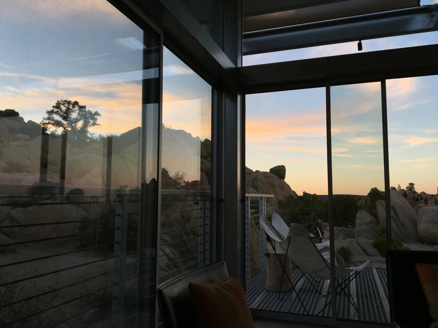 This house lets the outside in, but does it let the inside out?...Das Haus lässt das Draussen rein, aber lässt es das Innen raus?