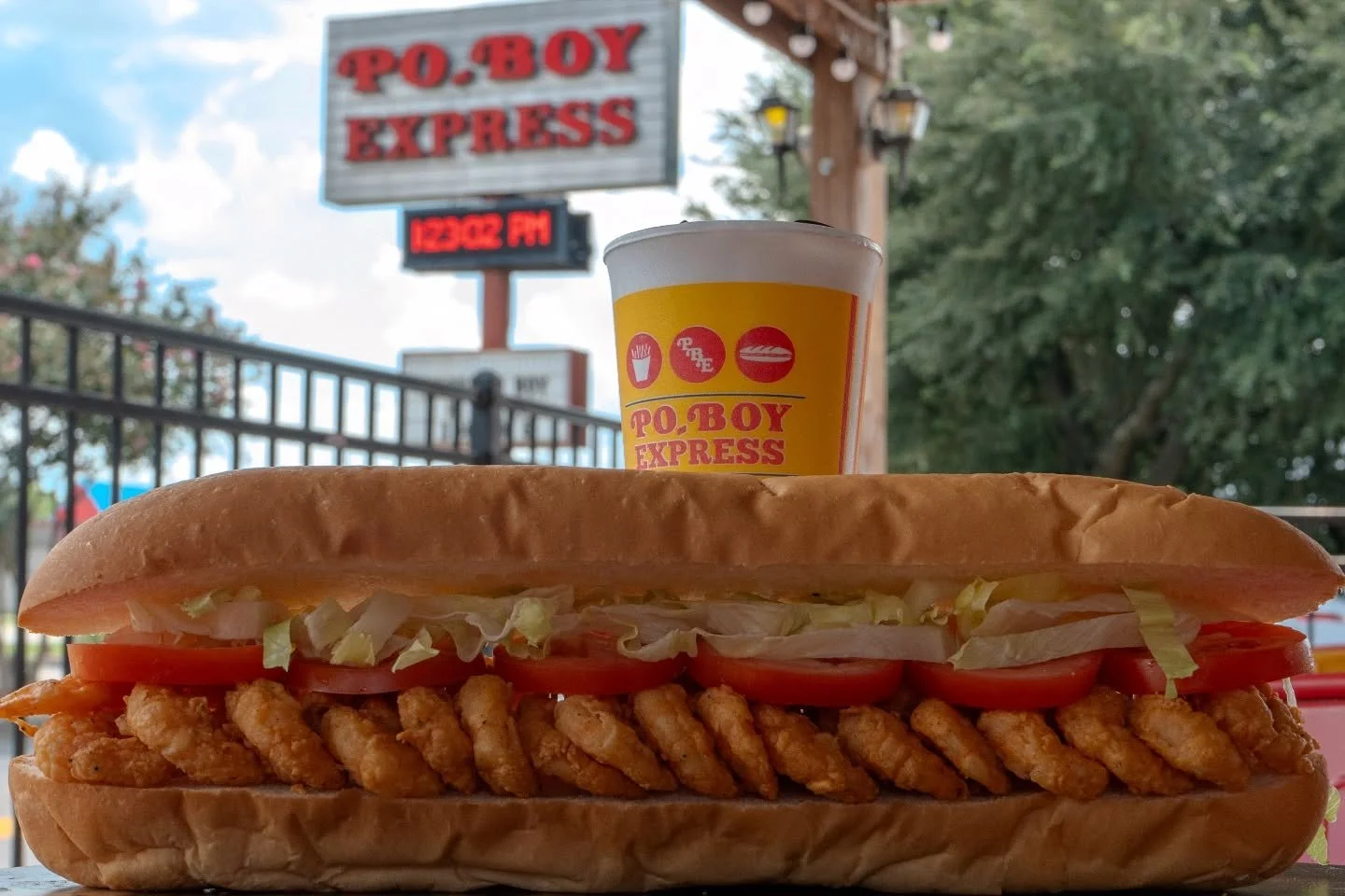 Poboy lovers, rejoice! We're talkin' large shrimp and a whole lotta flavor!
#shrimp#foryou #follwme #poboylovers