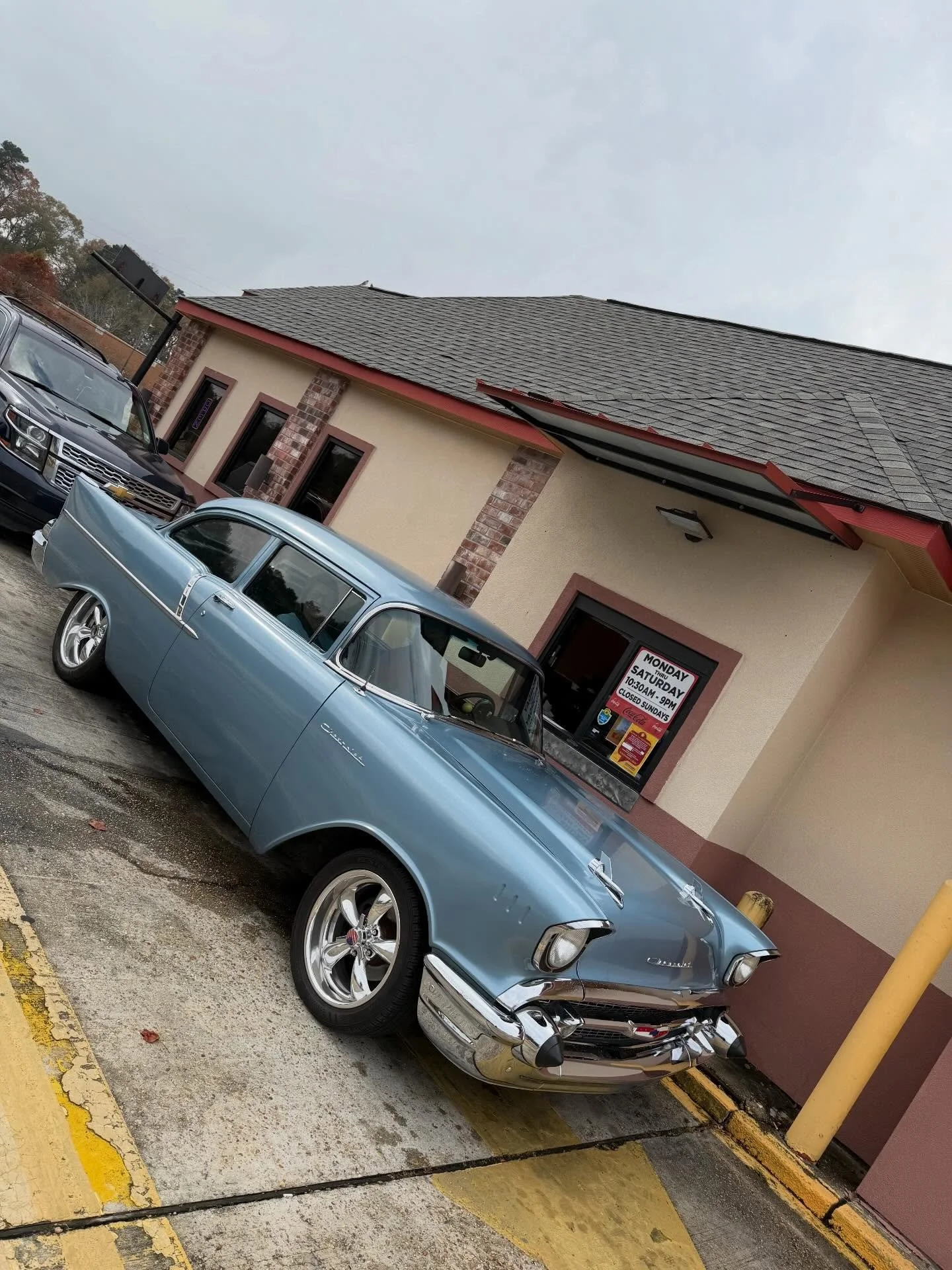 Sleighin&rsquo; the drive-thru, classic style. 🎄
#poboyexpress #classicchevy #classic #225batonrouge
