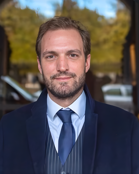 Photographie du fondateur de la Galerie Sarto Axel Rondouin Paris 7 à côté du musée d'Orsay