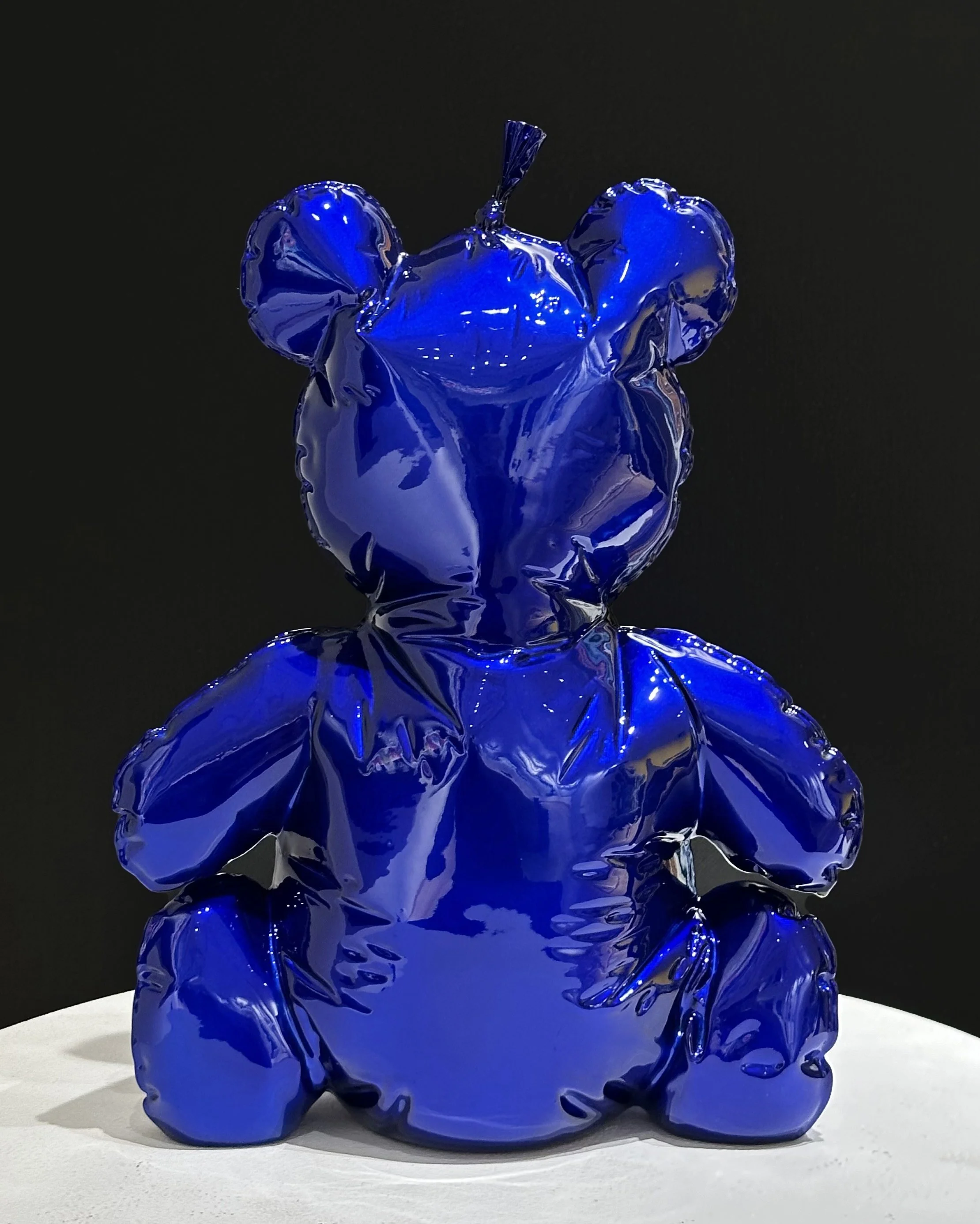 Photographie d'une sculpture de Carlos Villabon exposé à la Galerie Sarto Paris 7 à côté du musée d'Orsay