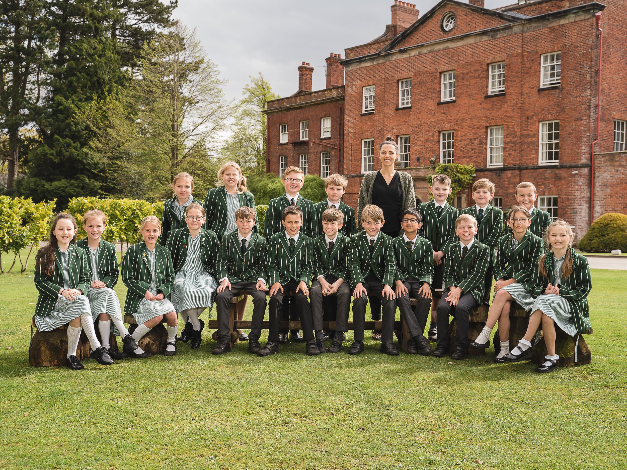 class photo outside school building