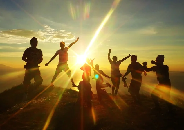 traveling-with-friends-at-the-mountaintop.jpg