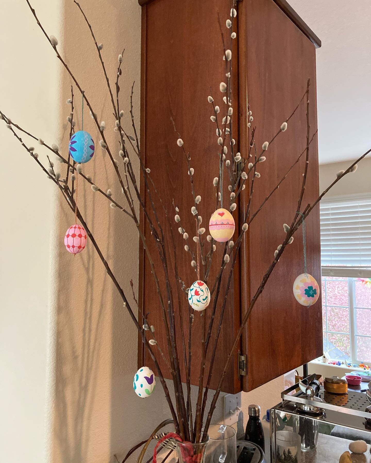 Very happy with my Easter tree! This is the first year I blew out eggs and decorated them and it was sooo fun. I used posca paint markers to draw on them and will definitely do more, maybe even this year! The kids loved it too.

Maybe next year I&rsq