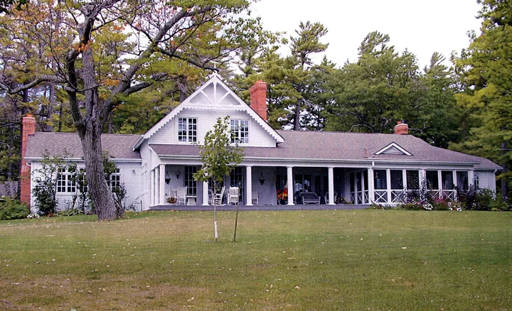  Architect: Hicks-Pettes Architects Inc.&nbsp; &nbsp; Michael Pettes: partner in charge, design partner 