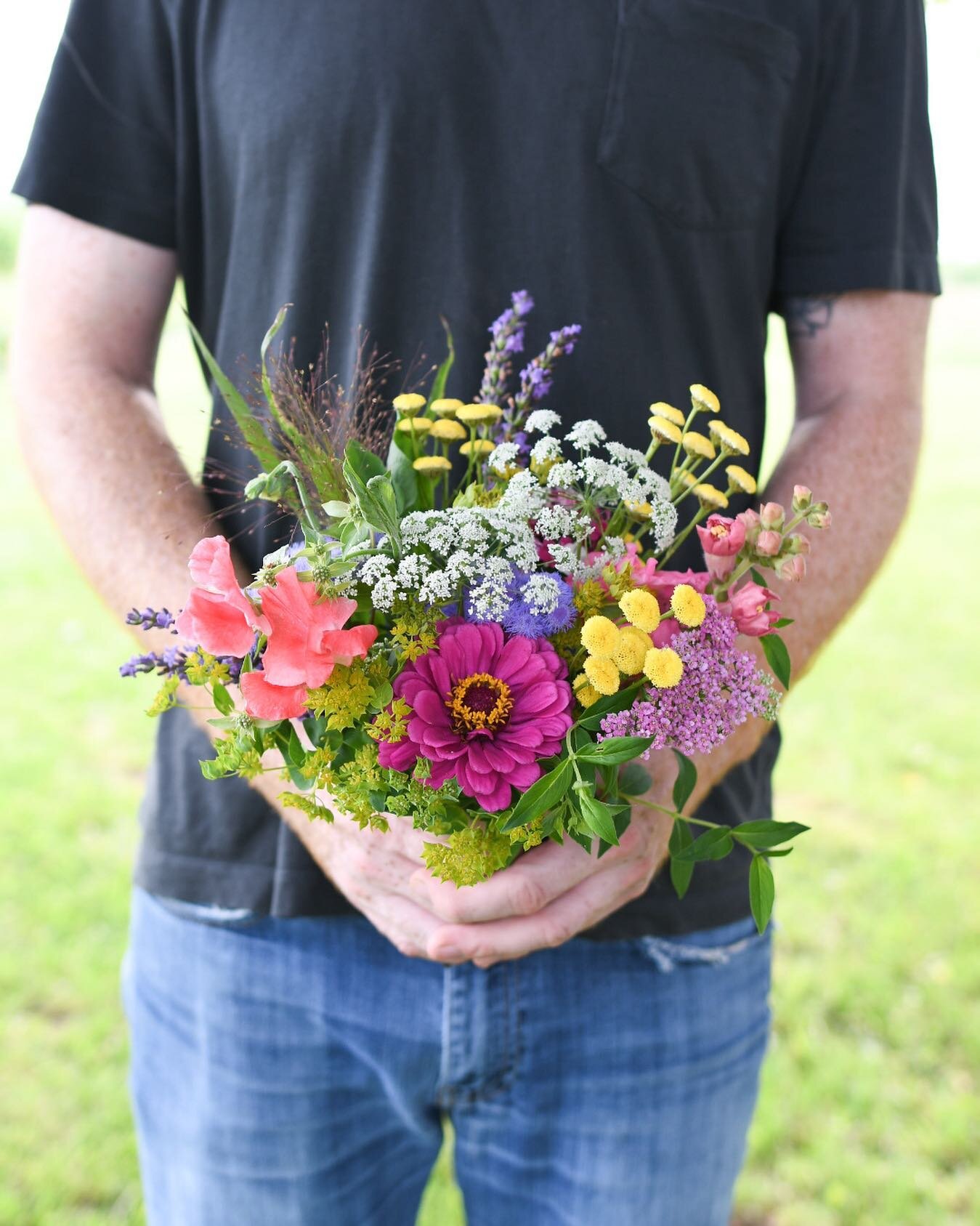 A little posy to wish you a happy and relaxing weekend. 🌸🌿