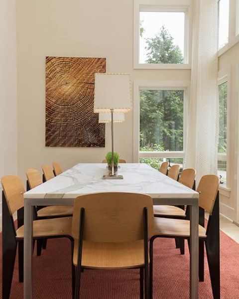 We hope everyone stays safe today from the wind today! Dining room in Stratton, VT. Design by @forehand_lakedesign