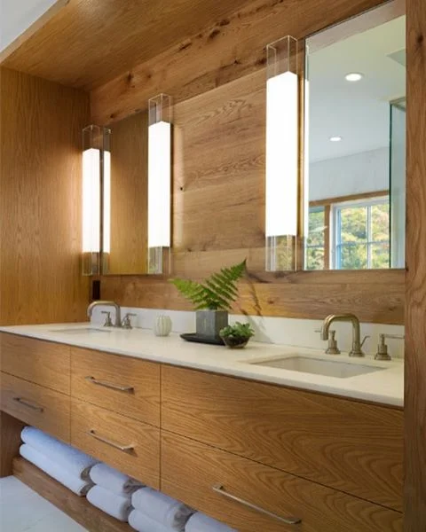 It's Friday and we are IN LOVE with this crisp & contemporary bathroom. Design by Forehand + Lake @forehand_lakedesign. Photo by Durston Saylor