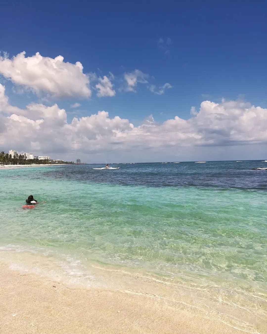 Queridxs todxs, si me ven poco por estos lados, sepan que ando buscando el mar.

Llega el verano a mi esquinita del mundo, los chicos est&aacute;n de vacaciones, el calor y la humedad no hay qui&eacute;n los aguante y mis rutinas diarias andan desart
