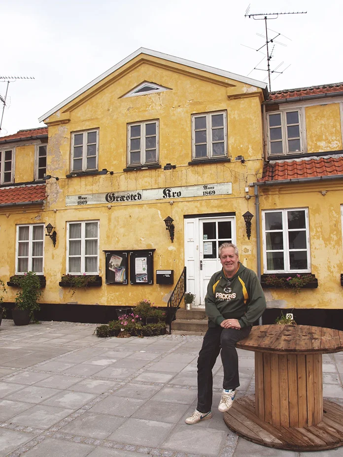 René Richardt foran Græsted Kro.